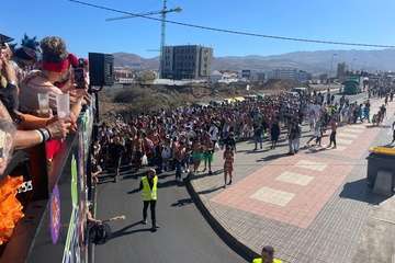 Una marea humana 'canta' al Carnaval por las calles de Telde/TA, Jesús Ruiz Mesa, Francisco Javier Santana, Antonio Alí y C7..